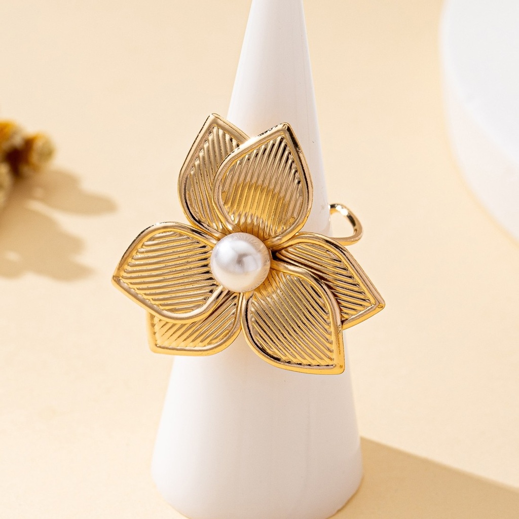 A Women's Open Ring with Flowers in Various Colors to Choose 4